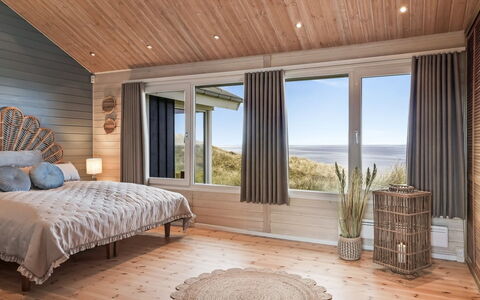 Aster - 150M from the Sea: Interieur Ontwerp, Meubilair, Bed, Slaapkamer, Flooring, Verdieping, Hout, Plafond, Houten Vloer, Laken