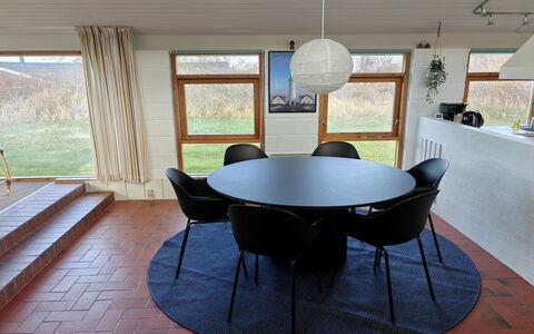 Hansen - 600M from the Sea: Meubilair, Verdieping, Flooring, Interieur Ontwerp, Hout, Houten Vloer, Stoel, Tafel, Keuken En Eettafel, Eetkamer