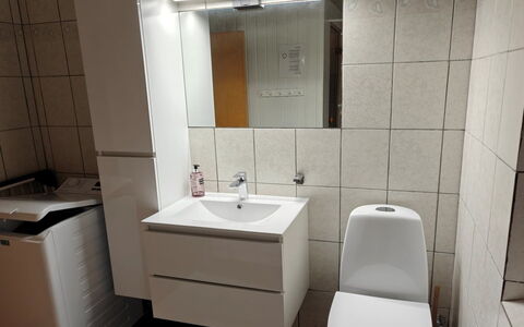 Hansen - 600M from the Sea: Flooring, Loodgieterswerkinrichting, Verdieping, Wastafel In De Badkamer, Toilet, Badkamer, Wc Bril, Interieur Ontwerp, Wastafel, Badkamerkast