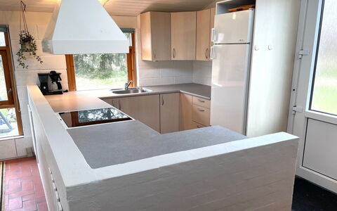 Hansen - 600M from the Sea: Countertop, Flooring, Meubilair, Keuken, Hout, Verdieping, Interieur Ontwerp, Cabinetry, Toestel Van De Keuken, Kamer