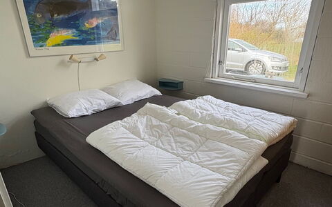 Hansen - 600M from the Sea: Slaapkamer, Bed, Bedding, Laken, Meubilair, Verdieping, Bed Frame, Linens, Hoofdkussen