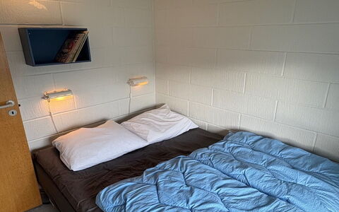 Hansen - 600M from the Sea: Slaapkamer, Muur, Bed, Laken, Bedding, Verdieping, Interieur Ontwerp, Flooring, Bed Frame, Verlichting