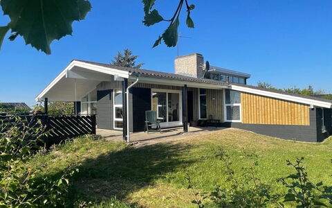 Hansen - 600M from the Sea: Huis, Huis, Dak, Land Lot, Verblijf, Landgoed, Schaduw, Boerderij, Siding, Veranda