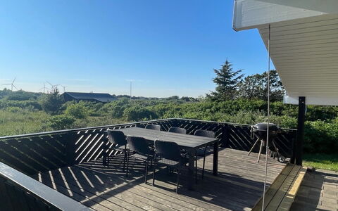 Hansen - 600M from the Sea: Hout, Dek, Plank, Schaduw, Hardwood, Balkon, Outdoor Structuur, Daylighting, Beits, Backyard