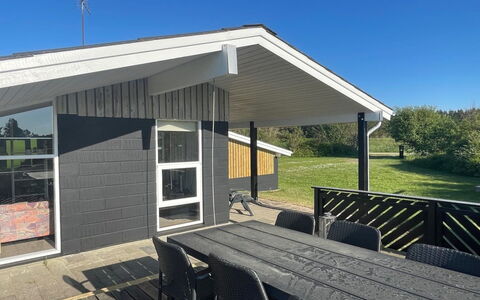 Hansen - 600M from the Sea: Siding, Verblijf, Schaduw, Werf, Veranda, Gazon, Garden Gebouwen, Beits, Hardwood, Plank
