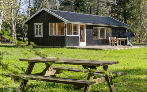 Karl - 4Km from the Sea: Meubilair, Interieur Ontwerp, Flooring, Verdieping, Plafond, Kamer, Stoel, Tafel, Appartement, Keuken En Eettafel
