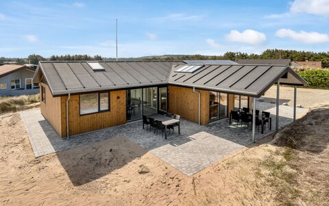 Helga - 650M from the Sea: Bergachtig Landvormen, Berg, Heuvel, Bergketen, Heuvel Station, Menselijke Nederzetting, Stedelijk Ontwerp, Alpen, Vallei, Top