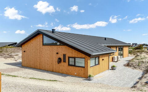 Helga - 650M from the Sea: Bergachtig Landvormen, Berg, Heuvel, Bergketen, Heuvel Station, Menselijke Nederzetting, Stedelijk Ontwerp, Alpen, Vallei, Top