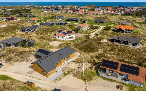 Helga - 650M from the Sea: Bergachtig Landvormen, Berg, Heuvel, Bergketen, Heuvel Station, Menselijke Nederzetting, Stedelijk Ontwerp, Alpen, Vallei, Top
