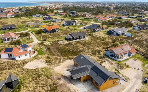 Helga - 650M from the Sea: Bergachtig Landvormen, Berg, Heuvel, Bergketen, Heuvel Station, Menselijke Nederzetting, Stedelijk Ontwerp, Alpen, Vallei, Top
