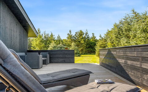 Ema - 1.9Km from the Sea: Hout, Dak, Architectuur, Huis, Huis, Verblijf, Siding, Hardwood, Helling, Landgoed