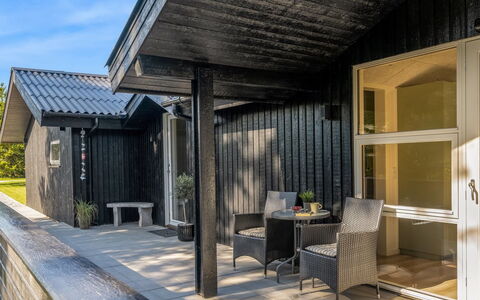 Ema - 1.9Km from the Sea: Hout, Dak, Architectuur, Huis, Huis, Verblijf, Siding, Hardwood, Helling, Landgoed
