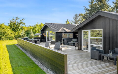 Ema - 1.9Km from the Sea: Hout, Dak, Architectuur, Huis, Huis, Verblijf, Siding, Hardwood, Helling, Landgoed