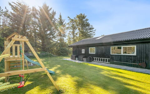 Ema - 1.9Km from the Sea: Hout, Dak, Architectuur, Huis, Huis, Verblijf, Siding, Hardwood, Helling, Landgoed