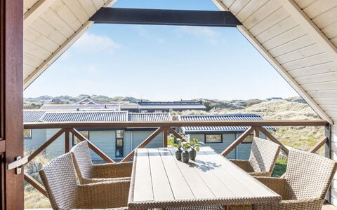 Lilie - 350M from the Sea: Meubilair, Interieur Ontwerp, Flooring, Verdieping, Plafond, Kamer, Stoel, Tafel, Appartement, Keuken En Eettafel