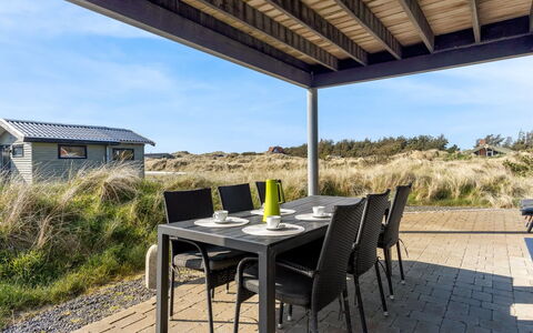 Lilie - 350M from the Sea: Meubilair, Interieur Ontwerp, Flooring, Verdieping, Plafond, Kamer, Stoel, Tafel, Appartement, Keuken En Eettafel