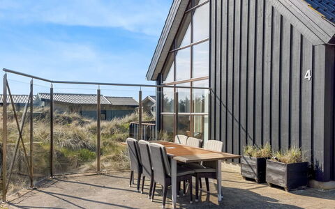 Lilie - 350M from the Sea: Meubilair, Interieur Ontwerp, Flooring, Verdieping, Plafond, Kamer, Stoel, Tafel, Appartement, Keuken En Eettafel