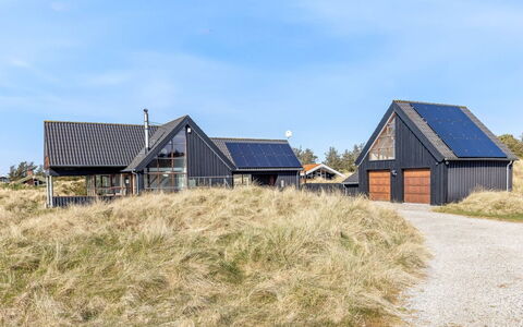 Lilie - 350M from the Sea: Meubilair, Interieur Ontwerp, Flooring, Verdieping, Plafond, Kamer, Stoel, Tafel, Appartement, Keuken En Eettafel