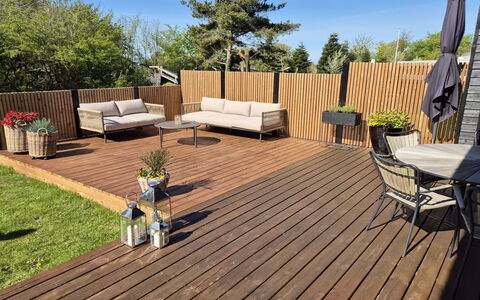 Melina - 900M to the Fjord: Houten Vloer, Hout, Flooring, Hardwood, Buitenmeubels, Dek, Meubilair, Verdieping, Beits, Plank