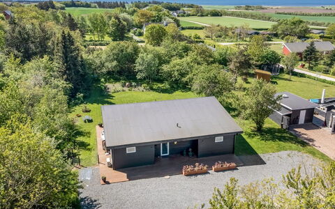 Melina - 900M to the Fjord: Blauw, Struik, Verblijf, Groundcover, Tuin, Landgoed, Schaduw, Landscaping, Boerderij, Eco Hotel