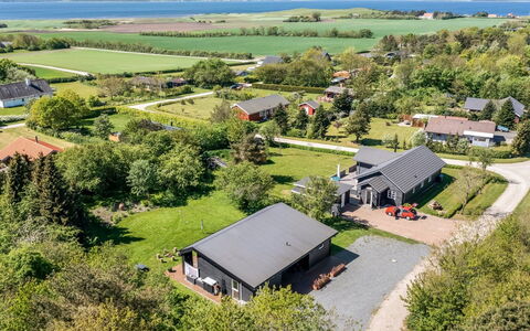 Melina - 900M to the Fjord: Blauw, Struik, Verblijf, Groundcover, Tuin, Landgoed, Schaduw, Landscaping, Boerderij, Eco Hotel