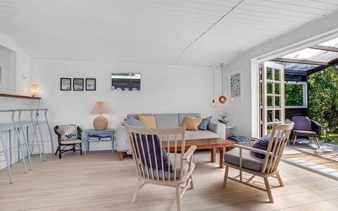 Synnöve - 350M from the Sea: Meubilair, Hout, Flooring, Interieur Ontwerp, Stoel, Verdieping, Houten Vloer, Tafel, Huis, Woonkamer