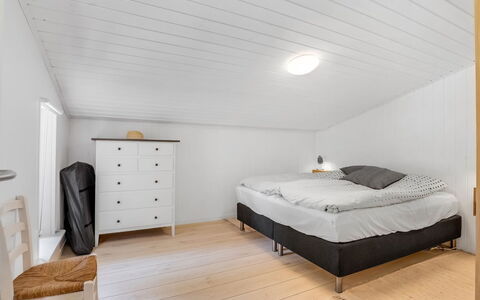 Synnöve - 350M from the Sea: Flooring, Plafond, Hout, Interieur Ontwerp, Verdieping, Slaapkamer, Houten Vloer, Meubilair, Bed, Kamer