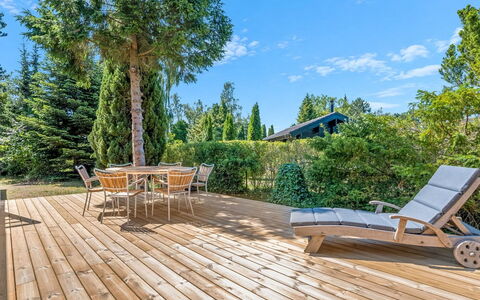 Synnöve - 350M from the Sea: Hout, Houten Vloer, Buitenmeubels, Hardwood, Dek, Plank, Schaduw, Tuin, Eco Hotel, Beits