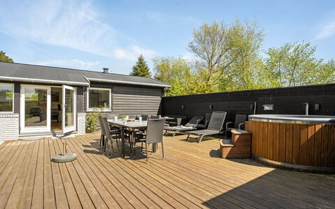 Selve - 600M from the Sea: Hout, Huis, Veranda, Dek, Hardwood, Dak, Beits, Houten Vloer, Eco Hotel