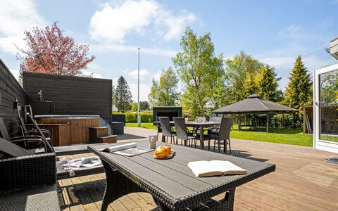 Selve - 600M from the Sea: Hout, Huis, Veranda, Dek, Hardwood, Dak, Beits, Houten Vloer, Eco Hotel