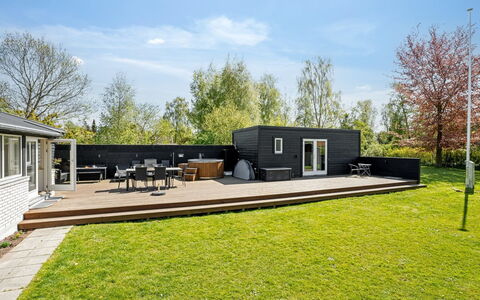 Selve - 600M from the Sea: Huis, Siding, Tuin, Verblijf, Schaduw, Landgoed, Landscaping, Gazon, Werf, Dek