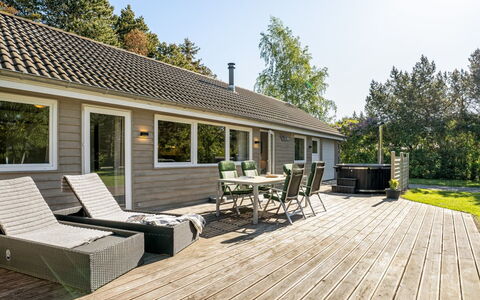 Rohan - 700M from the Sea: Meubilair, Interieur Ontwerp, Stoel, Flooring, Tafel, Toevlucht, Verdieping, Plafond, Kamer, Eco Hotel