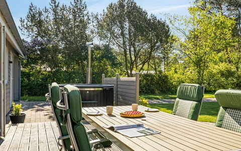Rohan - 700M from the Sea: Meubilair, Interieur Ontwerp, Stoel, Flooring, Tafel, Toevlucht, Verdieping, Plafond, Kamer, Eco Hotel