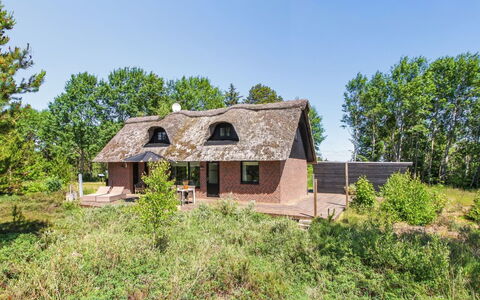 Kersta - 3.3Km from the Sea: Meubilair, Buitenmeubels, Tableware, Tafel, Drinkware, Stoel, Buitentafel, Voedsel, Fles