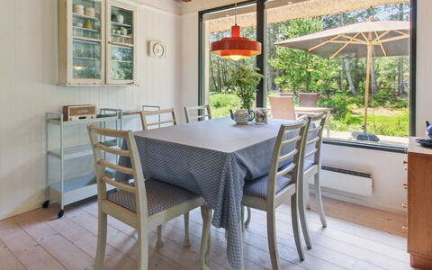 Kersta - 3.3Km from the Sea: Meubilair, Interieur Ontwerp, Stoel, Flooring, Tafel, Eetkamer, Keuken En Eettafel, Hout, Verdieping, Plafond