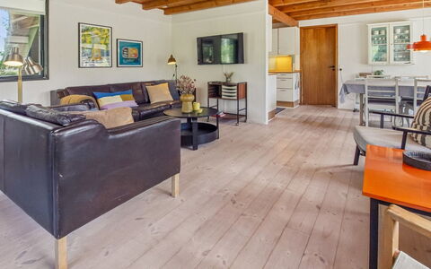 Kersta - 3.3Km from the Sea: Meubilair, Flooring, Verdieping, Interieur Ontwerp, Houten Vloer, Hout, Bankstel, Plafond, Woonkamer, Kamer