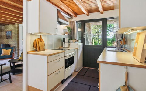 Kersta - 3.3Km from the Sea: Countertop, Hout, Meubilair, Keuken, Interieur Ontwerp, Flooring, Cabinetry, Verdieping, Toestel Van De Keuken, Loodgieterswerkinrichting