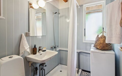 Kersta - 3.3Km from the Sea: Badkamer, Loodgieterswerkinrichting, Muur, Interieur Ontwerp, Wastafel In De Badkamer, Flooring, Verdieping, Wastafel, Toilet, Loodgieter