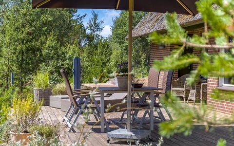 Kersta - 3.3Km from the Sea: Meubilair, Stoel, Buitenmeubels, Struik, Tuin, Buitentafel, Schaduw, Paraplu, Eco Hotel, Bloempot