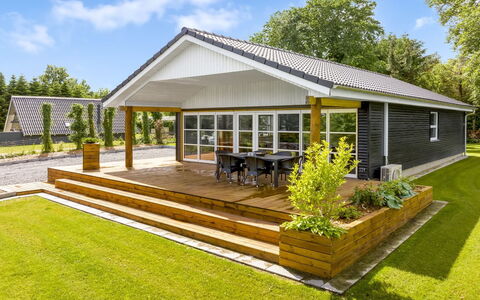 Skip - 300M to the Fjord: Meubilair, Interieur Ontwerp, Flooring, Verdieping, Plafond, Kamer, Stoel, Tafel, Appartement, Keuken En Eettafel