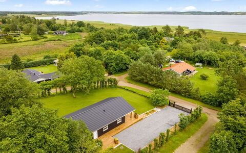 Skip - 300M to the Fjord: Meubilair, Interieur Ontwerp, Flooring, Verdieping, Plafond, Kamer, Stoel, Tafel, Appartement, Keuken En Eettafel