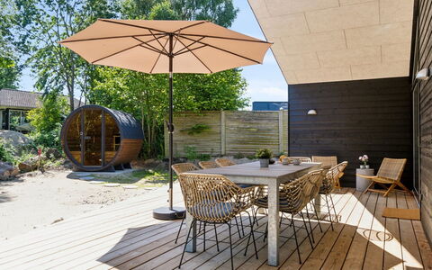 Lonneke - 450M from the Sea: Dak, Huis, Huis, Verblijf, Deur, Siding, Dek, Veranda, Plank, Hardwood