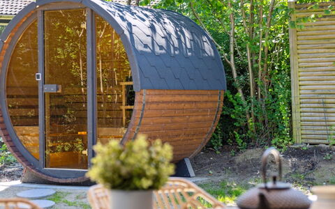Lonneke - 450M from the Sea: Dak, Huis, Huis, Verblijf, Deur, Siding, Dek, Veranda, Plank, Hardwood