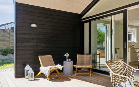 Lonneke - 450M from the Sea: Dak, Huis, Huis, Verblijf, Deur, Siding, Dek, Veranda, Plank, Hardwood