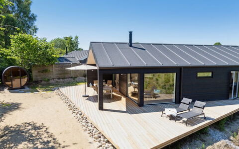 Lonneke - 450M from the Sea: Dak, Huis, Huis, Verblijf, Deur, Siding, Dek, Veranda, Plank, Hardwood