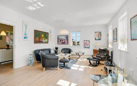 Ejnarine - 600M to the Fjord: Meubilair, Interieur Ontwerp, Flooring, Verdieping, Muur, Houten Vloer, Hout, Plafond, Bankstel, Woonkamer