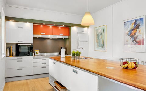 Ejnarine - 600M to the Fjord: Keuken, Cabinetry, Countertop, Meubilair, Interieur Ontwerp, Flooring, Toestel Van De Keuken, Hout, Major Appliance, Plafond