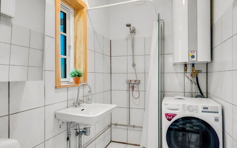 Ejnarine - 600M to the Fjord: Flooring, Loodgieterswerkinrichting, Verdieping, Interieur Ontwerp, Badkamer, Wastafel, Loodgieter, Kraan, Plafond, Toilet