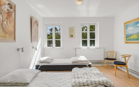 Ejnarine - 600M to the Fjord: Meubilair, Interieur Ontwerp, Bed, Flooring, Verdieping, Muur, Slaapkamer, Hout, Plafond, Bedding