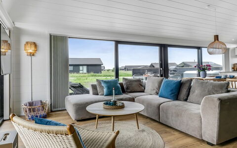 Ata - 400M from the Sea: Meubilair, Interieur Ontwerp, Flooring, Verdieping, Plafond, Kamer, Stoel, Tafel, Appartement, Keuken En Eettafel